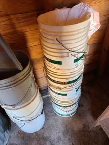 lot 5114 image: Five 5 gallon buckets