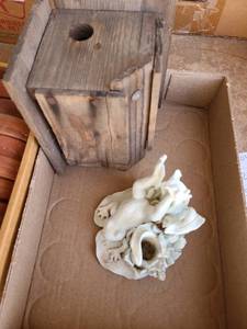 lot 5203 image: Birdhouse and frog decor