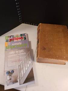 lot 1108 image: Websters new International dictionary published in 1920, craft magazines