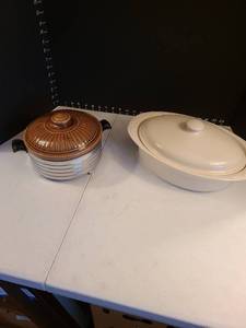 lot 1112 image: Longaberger casserole with lid and stoneware casserole with lid and holder