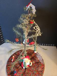 lot 1207 image: Decorated tree 18 tall with tree skirt