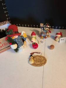 lot 1214 image: Holiday decor