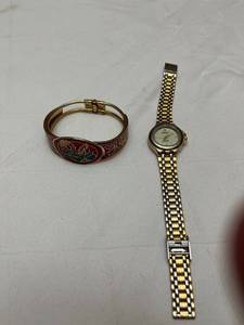 lot 1604 image: Ladies jewelry