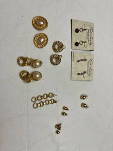 lot 1611 image: Ladies jewelry