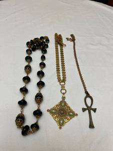 lot 1612 image: Ladies jewelry