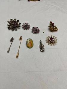 lot 1613 image: Ladies jewelry