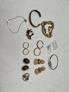 lot 1615 image: Ladies jewelry