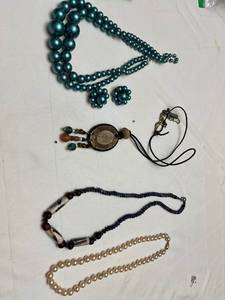 lot 1619 image: Ladies jewelry