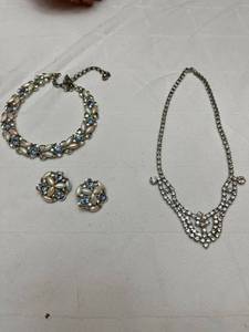 lot 1620 image: Ladies jewelry