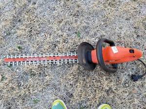 lot 5117 image: Black and Decker hedgehog 22 hedge trimmers electric