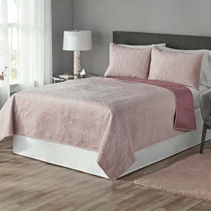 lot 32647 image: Mainstays Mink Lilac Medallion Polyester Quilt King Reversible