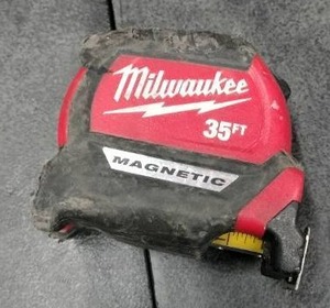 lot 3142 image: Milwaukee 35 Tape Measure Red Magnetic
