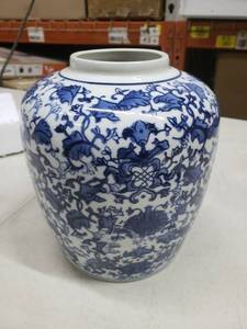 lot 2577 image: Large Round Decorative Ceramic Ginger Jar with Lid