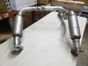 lot 2581 image: Y Shaped Automotive Piping