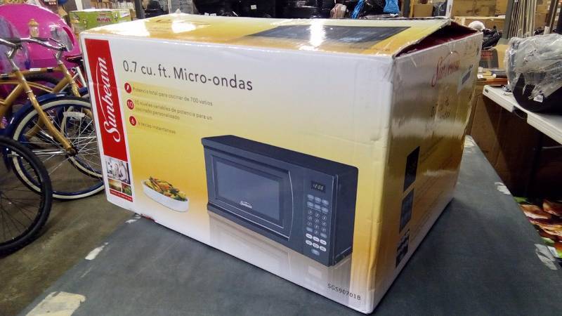 lot 6050 image: Sunbeam SGS90701B 0.7-Cubic Feet Microwave Oven, Black