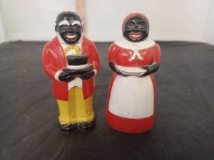 lot 278 image: Antique Aunt Jemima and Uncle Mose Ceramic SP Shakers