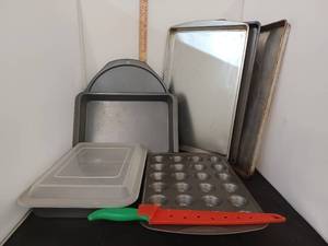 lot 309 image: Baking Pans and Mini Muffin Tin