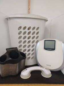 lot 313 image: Bathroom Items