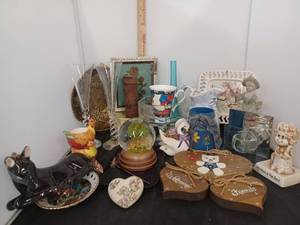 lot 318 image: Fun, Misc Decor
