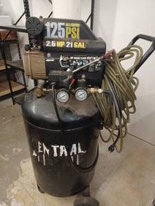 lot 323 image: Central Pneumatic Air Compressor, 2.5 HP, 21 Gal, 125 Max PSI, w Hose