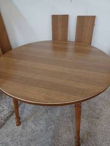 lot 324 image: Round Wood Table, 2 Leaves, Table is Approx 41 x 30 wo Leaves
