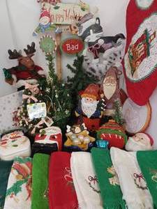 lot 340 image: Christmas Decor