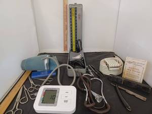 lot 342 image: Medical Items, Vintage Sutures