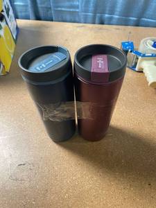 lot 1425 image: 2 18 Oz thermos Travel Mug