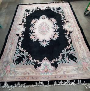 lot 4605 image: 9ft x 12ft Area Rug