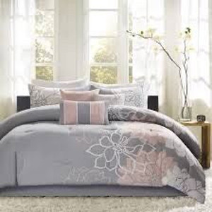 lot 6443 image: 6 Piece Bed Spread Set Floral GrayWhitePink