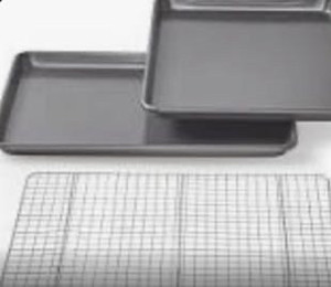 lot 59323 image: Chicago Metallic Set of 2 Baking Sheet Gift Sets Green,