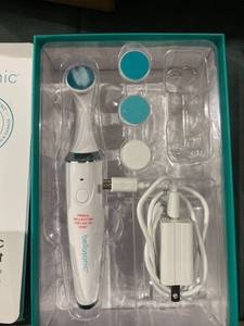 lot 59363 image: Bellasonic 4-in-1 Electric Nail File with Travel Bag Discs WhiteSilver
