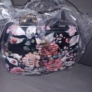 lot 59434 image: TRIFORCE DOUBLE SIDED HARDSIDE BEAUTY CASE BEAUTY CASE BLACK FLORAL