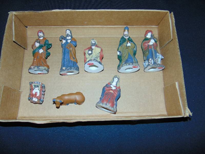 lot 9106 image: (8) piece Ceramic Nativity Set