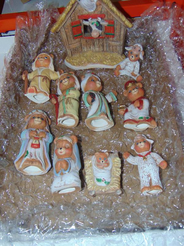 lot 9111 image: (10) piece Ceramic Bear Nativity set