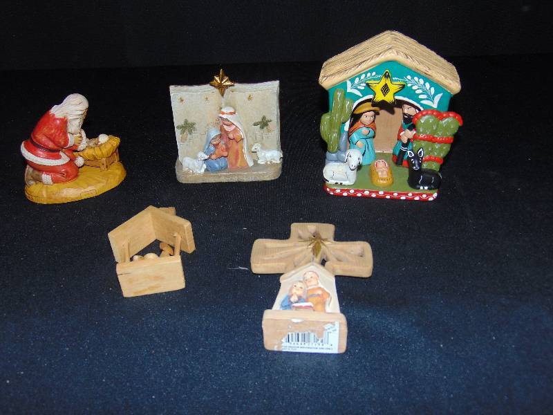 lot 9112 image: (5) piece small Christmas Scenes