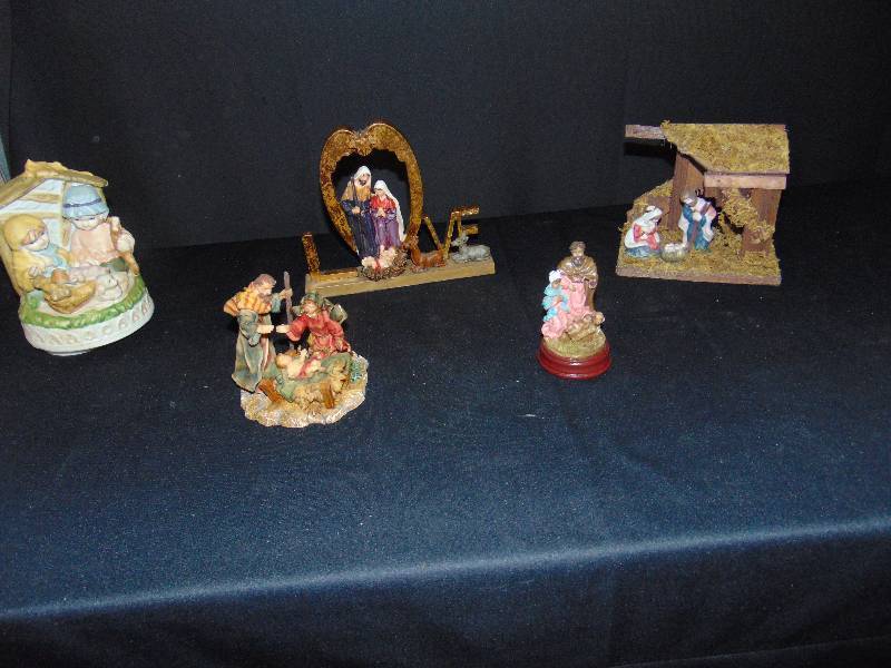 lot 9113 image: (5) piece small Christmas Scenes, (1) Hallmark, (1) music box