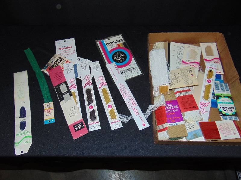 lot 9117 image: Lot of sewing zippers and bias tape