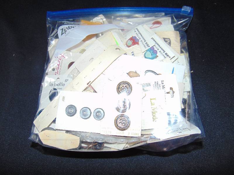 lot 9128 image: Large lot of Vintage buttons on cards, over 50 pieces