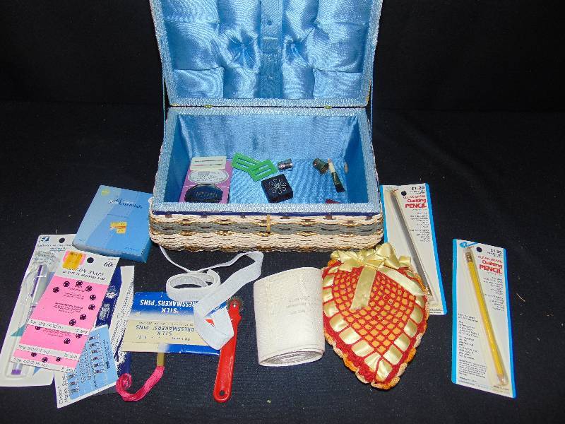 lot 9132 image: Wicker sewing basket with padded insides and sewing accessories