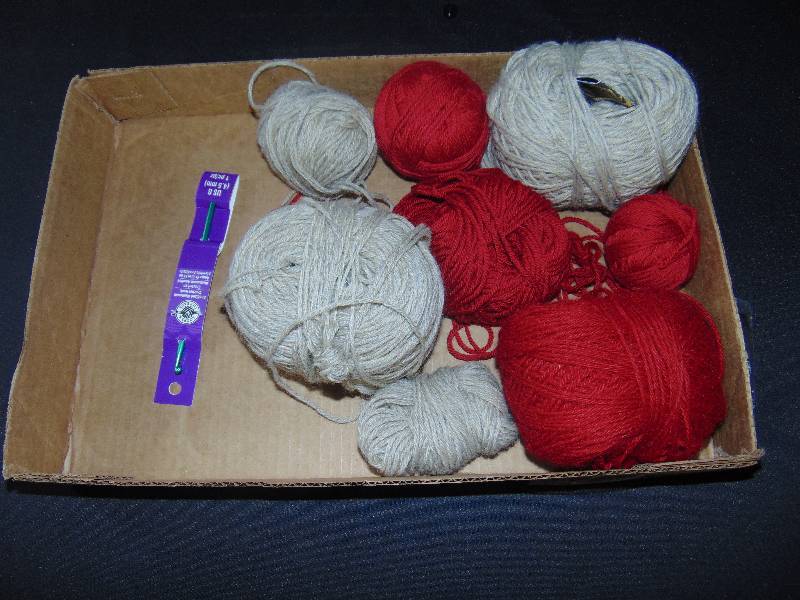 lot 9159 image: Crochet yarn, red and tan w 4.5 mm hook