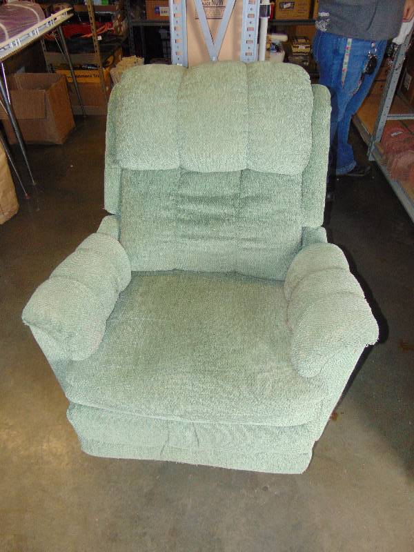 lot 9240 image: Green Recliner