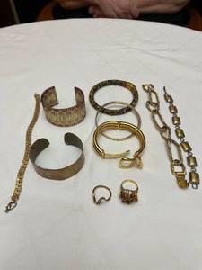 lot 1300 image: Ladies Jewelry
