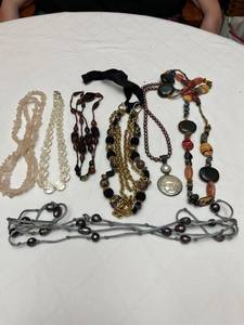 lot 1304 image: Ladies Jewelry