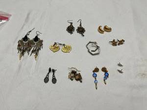 lot 1305 image: Ladies Jewelry