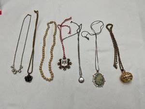 lot 1307 image: Ladies Jewelry