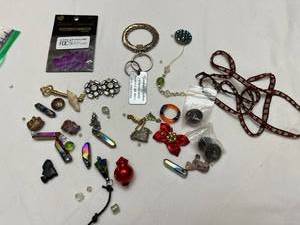 lot 1319 image: Ladies Jewelry craft items
