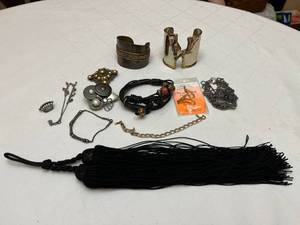 lot 1321 image: Ladies Jewelry
