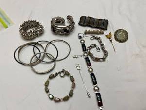 lot 1322 image: Ladies Jewelry