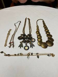 lot 1323 image: Ladies Jewelry